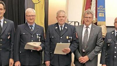 Bei der Ehrung (v.l.): KBI Thomas Renner, Andreas Muckelbauer, Josef St&ouml;&szlig;el, B&uuml;rgermeister Ekkehard Hojer und KBM J&uuml;rgen H&uuml;mmer Foto: p