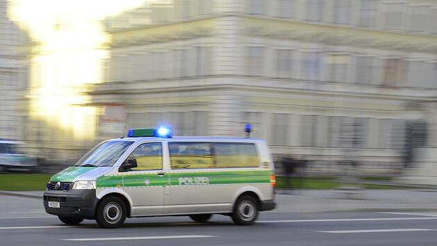 In Naila (Oberfranken) wurde ein Polizeiauto bei der Fahrt zu einem schweren Unfall fast zum Stillstand ausgebremst. Ein anderer Autofahrer nutzte die R&uuml;cksicht der Verkehrsteilnehmer aus. Symbolfoto:carstenoschmann/pixabay.com