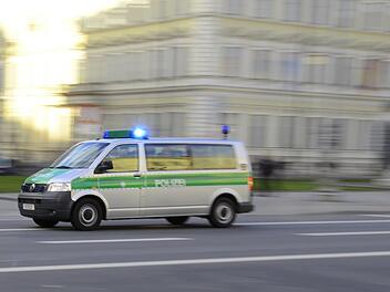 In Naila (Oberfranken) wurde ein Polizeiauto bei der Fahrt zu einem schweren Unfall fast zum Stillstand ausgebremst. Ein anderer Autofahrer nutzte die R&uuml;cksicht der Verkehrsteilnehmer aus. Symbolfoto:carstenoschmann/pixabay.com