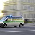 In Naila (Oberfranken) wurde ein Polizeiauto bei der Fahrt zu einem schweren Unfall fast zum Stillstand ausgebremst. Ein anderer Autofahrer nutzte die Rücksicht der Verkehrsteilnehmer aus. Symbolfoto:carstenoschmann/pixabay.com