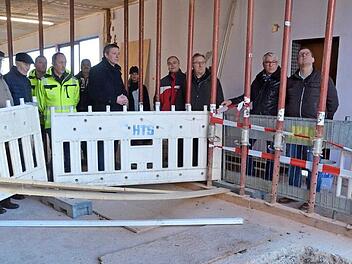 Es ist noch viel zu tun, ehe wieder Schüler in die Grundschule in Einberg einziehen können, doch bis jetzt liegen die Arbeiten im Zeitplan.