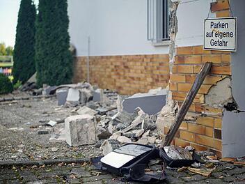 Galgenhumor: Nach dem Schaden an der Garage des TSF Theisenort hat ein Helfer ein Schild aufgehangen. "Parken auf eigene Gefahr". Foto: Bastian S&uuml;nkel