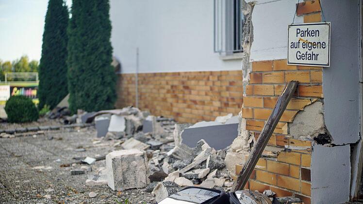 Galgenhumor: Nach dem Schaden an der Garage des TSF Theisenort hat ein Helfer ein Schild aufgehangen. "Parken auf eigene Gefahr". Foto: Bastian S&uuml;nkel