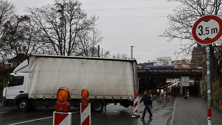 Lastwagen unter Brücke steckengeblieben