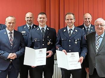 Das Gruppenbild zeigt (von links) Kreisbrandinspektor Harald Schnappauf, Bürgermeister Thomas Löffler, Kreisbrandmeister Peter Borchardt, David Klug, Christoph Reier, Vorsitzenden Dieter Fröba, den weiteren Landratsstellvertreter Bernd Steger und ...