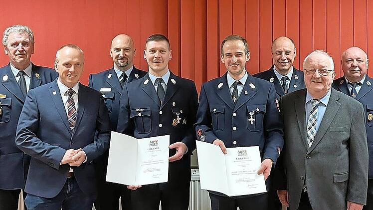 Das Gruppenbild zeigt (von links) Kreisbrandinspektor Harald Schnappauf, Bürgermeister Thomas Löffler, Kreisbrandmeister Peter Borchardt, David Klug, Christoph Reier, Vorsitzenden Dieter Fröba, den weiteren Landratsstellvertreter Bernd Steger und ...
