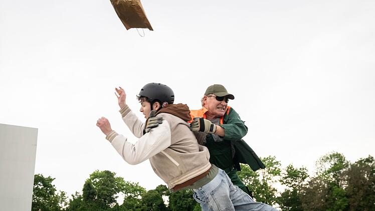 Wie im Hollywood-Thriller mit Action und Zeitlupe: Overbeck (Roland Jankowsky, rechts) greift sich den Teenie Jason Hellkemper (Finlay Deavin), der das vom M&ouml;rder erpresste Geld am verabredeten Ort gefunden hat. Ein Zufall oder hat der Junge etwas mit dem Fall zu tun?