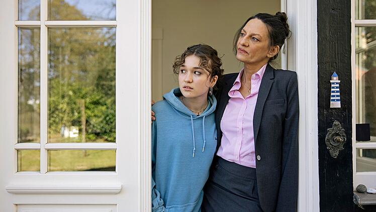 Betty (Mathilda Smidt, links) ist die kleine Schwester der Toten. Sie und ihre Mutter Gabriele H&ouml;pken (Catrin Striebeck) bekommen Besuch von der Polizei. Gleich werden sie eine schreckliche Nachricht erhalten.
