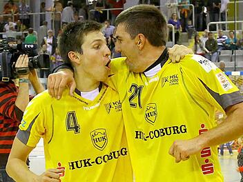 So sehen Sieger aus (von links): Kenny Schramm (links) und Neuzugang Sebastian Roth.Fotos: Albert Höchstädter