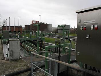 Rost auf den Geländern, veraltetete Maschinen: Die Kläranlage in Kitzingen wird Stück für Stück auf den neuesten Stand gebracht.  Foto: Archiv/Dieter