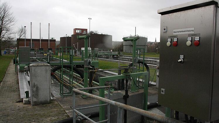Rost auf den Geländern, veraltetete Maschinen: Die Kläranlage in Kitzingen wird Stück für Stück auf den neuesten Stand gebracht.  Foto: Archiv/Dieter