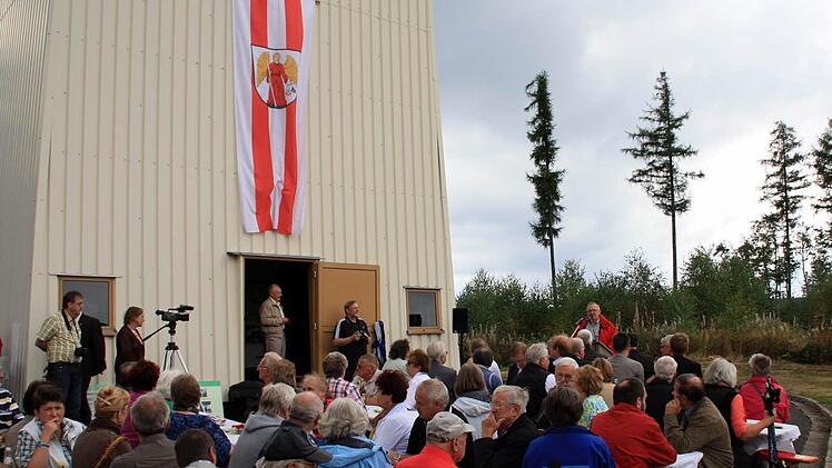 Die zahlreichen Besucher und Gäste lauschten gespannt den Ausführungen von Martin Weber, der von den Begebenheiten an der innerdeutschen Grenze Geschichten erzählte.  Fotos: Simone Büttner