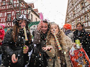 Stimmungsvoll feierten die Herzogenauracher den Faschingsausklang am Marktplatz.  Fotos: Bernhard Panzer udn Andreas Brandl