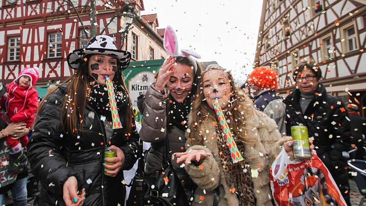 Stimmungsvoll feierten die Herzogenauracher den Faschingsausklang am Marktplatz.  Fotos: Bernhard Panzer udn Andreas Brandl
