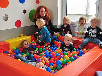 Das Bad in den Bällen ist Programm, im Geld schwimmen kann der Caritas-Kindergartens St. Andreas jedoch nicht. Daher wird die Gemeinde Wonfurt dem Trägerverein jährlich einen unverbindlichen Zuschuss in Höhe von 40 000 Euro gewähren. Unser Bild zeigt einige Kinder mit Erzieherin Marlene Schmitz. Foto Ulrike Langer