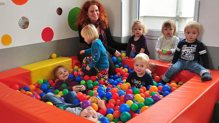 Das Bad in den Bällen ist Programm, im Geld schwimmen kann der Caritas-Kindergartens St. Andreas jedoch nicht. Daher wird die Gemeinde Wonfurt dem Trägerverein jährlich einen unverbindlichen Zuschuss in Höhe von 40 000 Euro gewähren. Unser Bild zeigt einige Kinder mit Erzieherin Marlene Schmitz. Foto Ulrike Langer