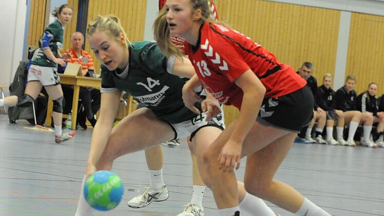 Zupacken heißt es für Julia Albert (links) und Co. im Spiel bei der HG Zirndorf. Foto: Hopf