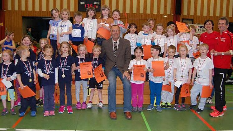 Die drei teilnehmenden Kindergärten mit Bürgermeister Jürgen Kohmann und den Trainern Kurt Herbicht und Sancha Nossel (rechts).