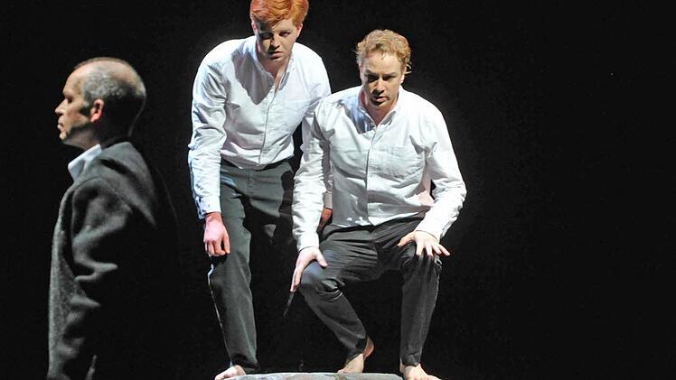 Bodo Busse inszenierte Franz Schuberts "Winterreise" am Landestheater Coburg. Als Solist beeindruckt der junge Tenor David Zimmer (vorne).Foto: Andrea Kremper