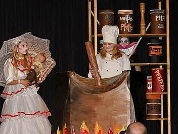 In der Küche beim Suppenrühren: Köchin Leonie Trützel (rechts) und Herzogin Selina Vogel.