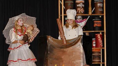 In der Küche beim Suppenrühren: Köchin Leonie Trützel (rechts) und Herzogin Selina Vogel.