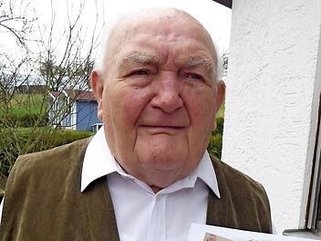 Johann Dennerlein feierte 90. Geburtstag und bekam die Christoffel-Urkunde. Foto: Heidi Amon