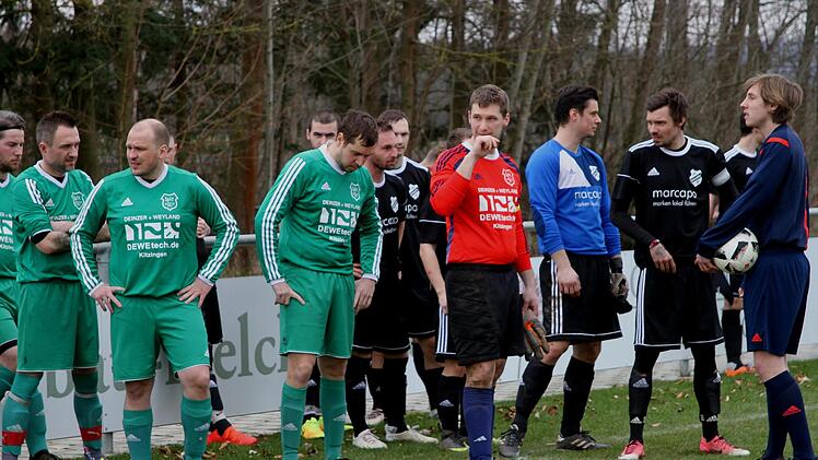 So manche Mannschaft in der A-Klasse ist auf jeden Spieler angewiesen. Hier warten die beiden Kapitäne Stefan März (2. von rechts) und Patrick Wagenhäuser (4. von rechts) noch auf den "elften Mann".