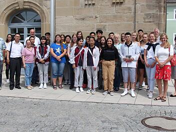 Die erste Gruppe chinesischer Austauschschüler  von der Nanfang High-School  in  Zhuzhou ist  am Donnerstag  in Höchstadt angekommen und wurde im Kommunbrauhaus empfangen.  Noch bis Dienstag sind die zwölf 16- bis 17-Jährigen mit den  Gymnasiasten unterwegs. Foto: Christian Bauriedel