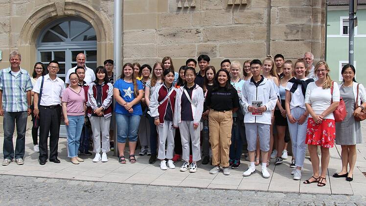 Die erste Gruppe chinesischer Austauschschüler  von der Nanfang High-School  in  Zhuzhou ist  am Donnerstag  in Höchstadt angekommen und wurde im Kommunbrauhaus empfangen.  Noch bis Dienstag sind die zwölf 16- bis 17-Jährigen mit den  Gymnasiasten unterwegs. Foto: Christian Bauriedel