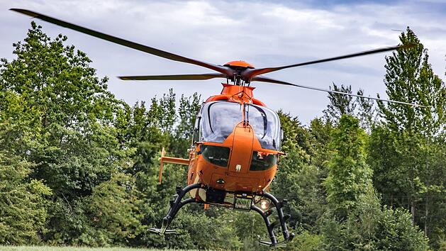Mit einem Rettungshubschrauber musst der 38-J&auml;hrige am Sonntagabend ins Klinikum geflogen werden. Zuvor hatte es an seinem Ofen eine Verpuffung gegeben. Unvorstellbar, wie der Unfall ohne den Nachbarn ausgegangen w&auml;re. Symbolfoto: haiderose/Adobe Stock