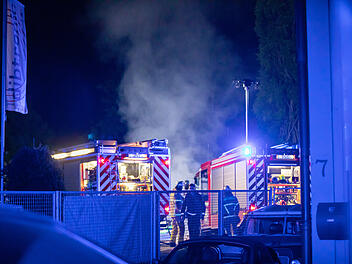 Fahrzeuge stehen in der Nacht in Flammen