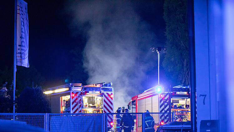 Fahrzeuge stehen in der Nacht in Flammen