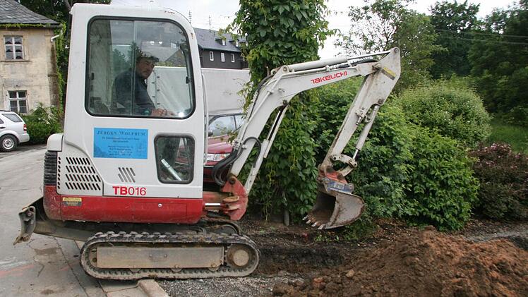 Zwischen Heizzentrale und Schloss Heinersreuth wird schon kräftig gebaggert, denn auch Ludwig Freiherr von Lerchenfeld lässt seine Liegenschaften an das Nahwärmenetz anschließen.