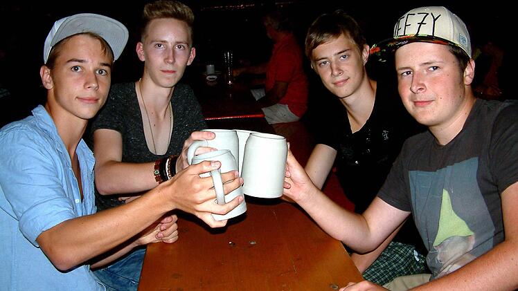 Unser Fotograf hat sich davon überzeugt: Die Jungs feierten das Limbacher Flößerfest mit alkoholfreien Getränken in den Krügen.