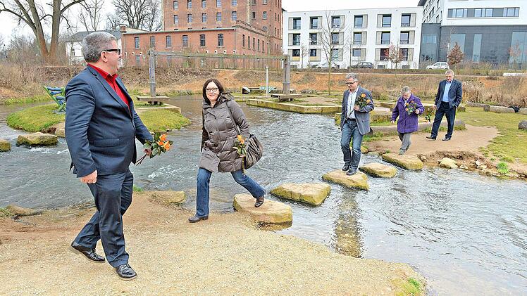 Die SPD-Spitzenkandidaten (v.l.) Wolfgang Metzner, Ingeborg Eichhorn, Felix Holland, Karin Gottschall und Heinz Kuntke auf dem Wasserspielplatz der Erba. Foto: Ronald Rinklef