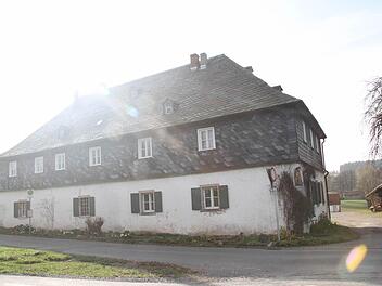 Das Privathaus Steinbach 1 von Hans Pezold war ein ehemaliger "Wassersitz" — umgeben von Fischweihern. Es wird jetzt unter hohen denkmalschützerischen Auflagen saniert. Fotos: Sonja Adam