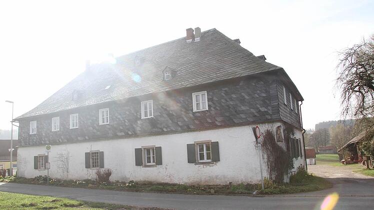 Das Privathaus Steinbach 1 von Hans Pezold war ein ehemaliger "Wassersitz" — umgeben von Fischweihern. Es wird jetzt unter hohen denkmalschützerischen Auflagen saniert. Fotos: Sonja Adam