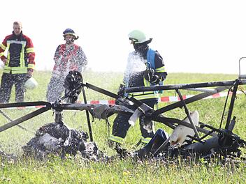 Die Feuerwehr löscht das komplett ausgebrannte Wrack des Ultraleichtflugzeugs. Foto: Jürgen Gärtner