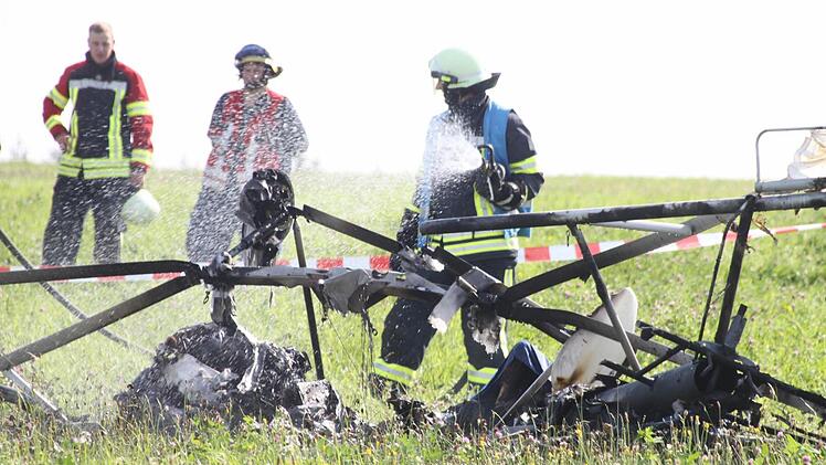 Die Feuerwehr löscht das komplett ausgebrannte Wrack des Ultraleichtflugzeugs. Foto: Jürgen Gärtner
