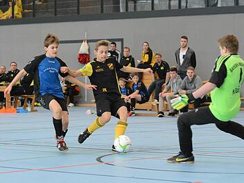 Dicke Chance: Nur noch den Frankenbrunner Torwart Julius Heilmann vor sich hat der Römershager Jonas Knäsel. Foto: ssp