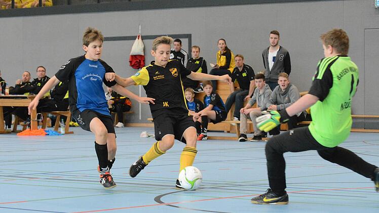 Dicke Chance: Nur noch den Frankenbrunner Torwart Julius Heilmann vor sich hat der Römershager Jonas Knäsel. Foto: ssp