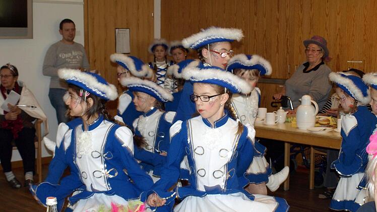 Die Kindergarde der Faschingsgesellschaft Steinwiesen begeisterte im Altenheim in Wallenfels.