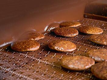 Lebkuchen kurz vor dem Schokoladenbad Foto: Lebkuchen-Schmidt