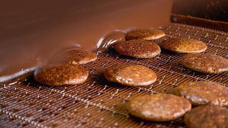 Lebkuchen kurz vor dem Schokoladenbad Foto: Lebkuchen-Schmidt