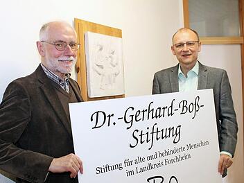 Alfons Galster (l.) und Peter Ehmann vertreten die Stiftung.  Foto: Carmen Schwind