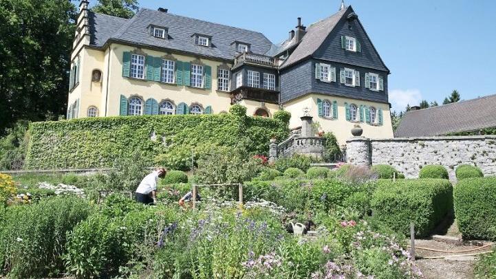 Ein Idyll im Frankenwald: Das 500 Jahre alte Schloss in Heinersreuth mit dem Staudengarten auf der Südseite, der es Cornelia Freifrau von Lerchenfeld besonders angetan hat. Foto: Klaus Klaschka