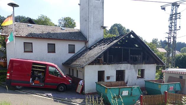 Der durch einen Brand stark besch&auml;digte Schulraum des Feuerwehrger&auml;tehauses Weidmes wird neu errichtet. Foto: Klaus-Peter Wulf