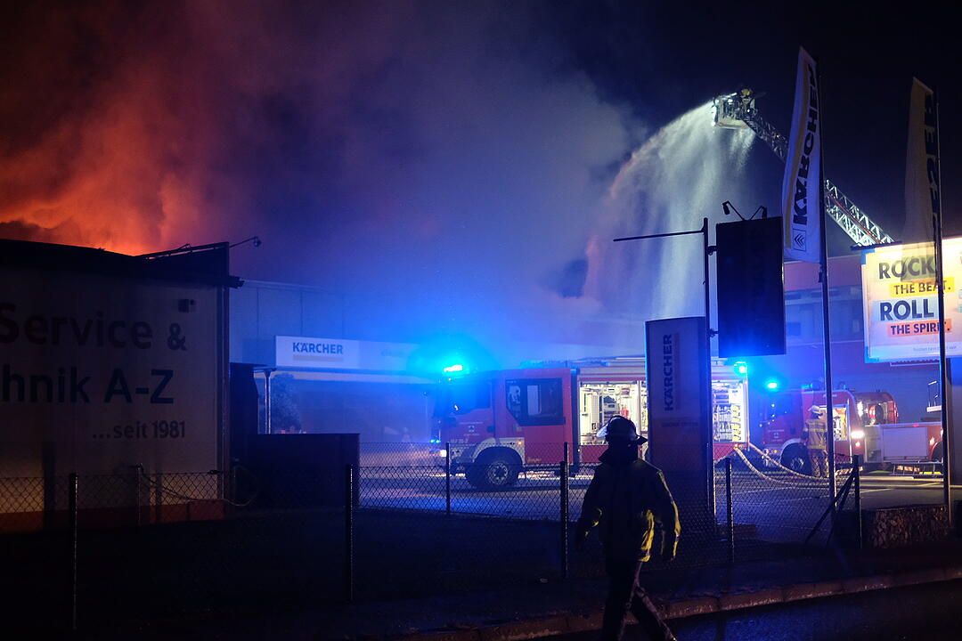 Großbrand zerstört Industriegebäude in Nürnberg