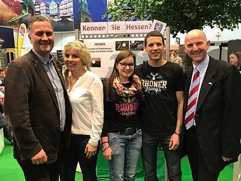 Auf der Gr&uuml;nen Woche vertraten die Rh&ouml;n   Torsten Raab (ganz links, mit Begleitung), Leiter der hessischen Verwaltungsstelle Biosph&auml;renreservat Rh&ouml;n, Vierter von links: Christian Heger, Rh&ouml;nsch&auml;fer, mit Begleitung, und  Thorn Pl&ouml;ger (rechts), Gesch&auml;ftsf&uuml;hrer der Rh&ouml;n GmbH. Foto: Rh&ouml;n GmbH