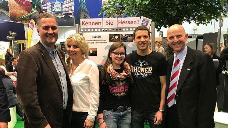 Auf der Gr&uuml;nen Woche vertraten die Rh&ouml;n   Torsten Raab (ganz links, mit Begleitung), Leiter der hessischen Verwaltungsstelle Biosph&auml;renreservat Rh&ouml;n, Vierter von links: Christian Heger, Rh&ouml;nsch&auml;fer, mit Begleitung, und  Thorn Pl&ouml;ger (rechts), Gesch&auml;ftsf&uuml;hrer der Rh&ouml;n GmbH. Foto: Rh&ouml;n GmbH